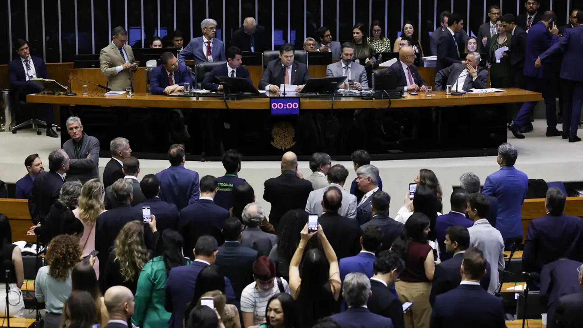 Câmara aprova projeto que reduz penas de condenados por atos golpistas, incluindo Bolsonaro