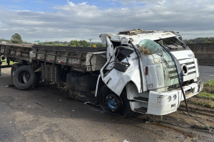 Caminhoneiro fica ferido após atingir barranco na Anhanguera, em Limeira
