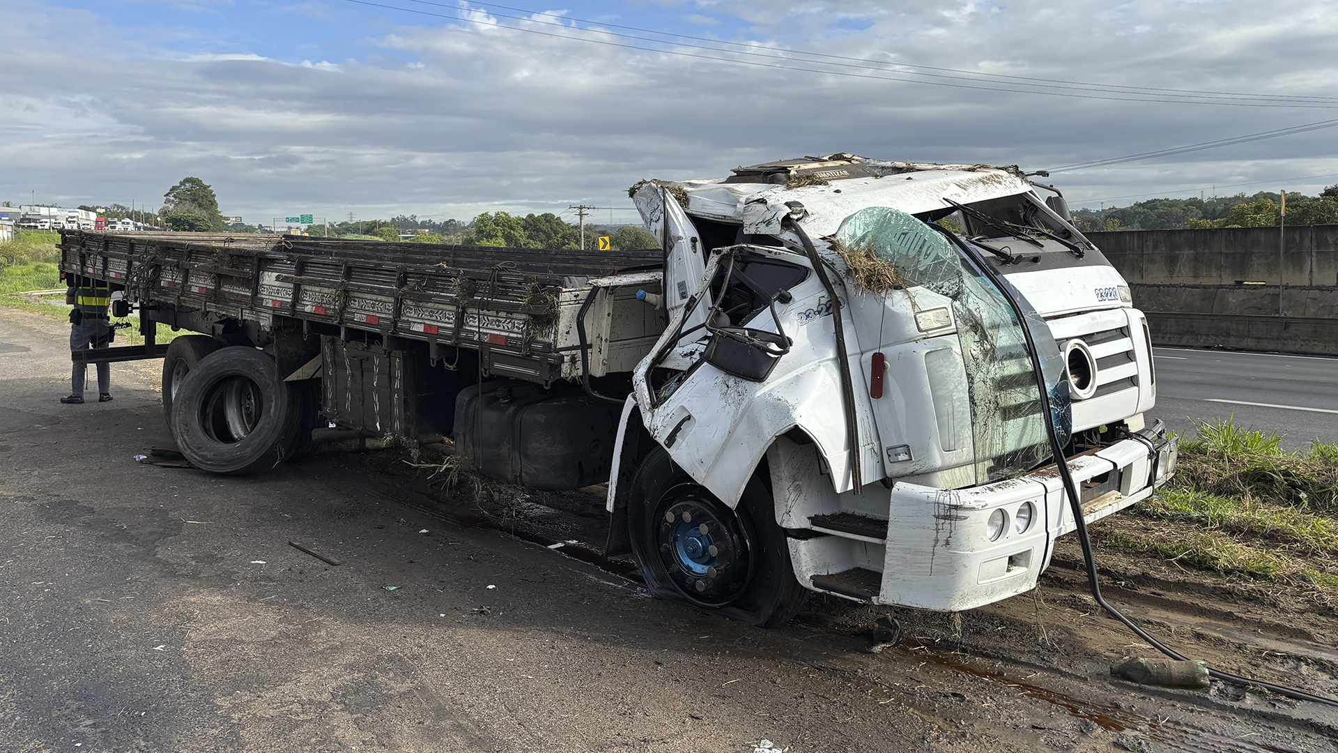 Caminhoneiro fica ferido após atingir barranco na Anhanguera, em Limeira