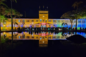 Cantata de Natal ilumina as janelas do Edifício Prada nesta quinta
