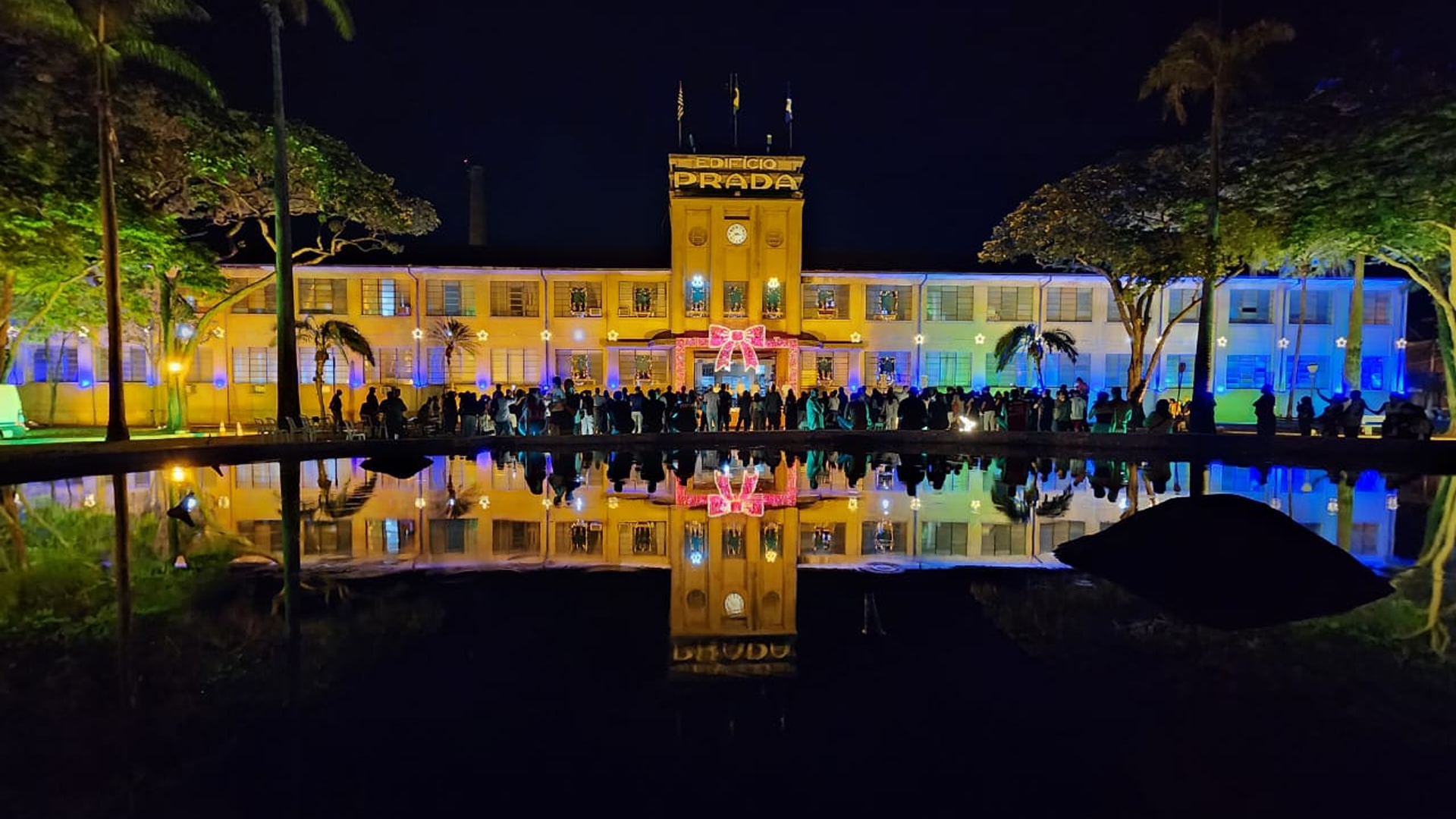 Cantata de Natal ilumina as janelas do Edifício Prada nesta quinta