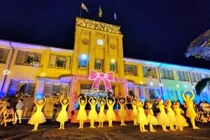 Cantata de Natal nas janelas do Edifício Prada emociona público em Limeira