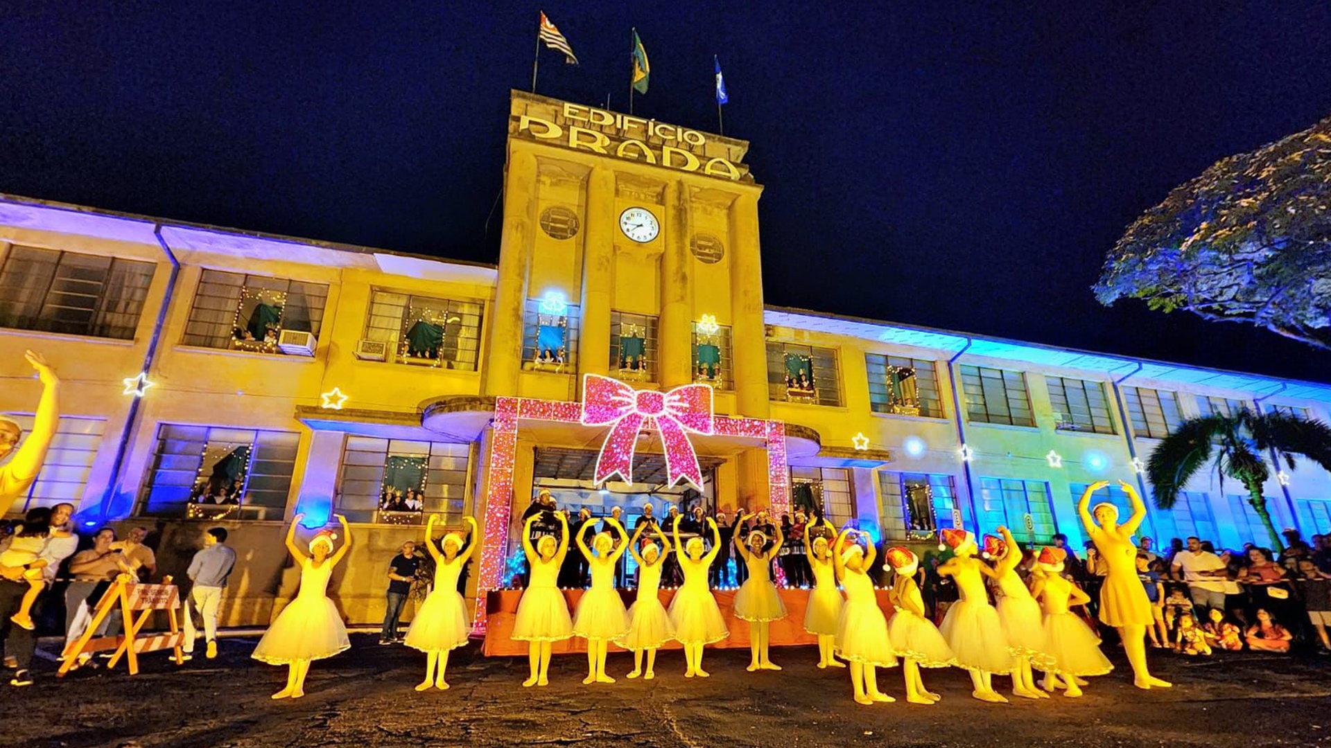 Cantata de Natal nas janelas do Edifício Prada emociona público em Limeira