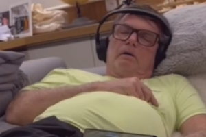 Filho de Bolsonaro publica vídeo em que mostra ex-presidente soluçando enquanto dorme