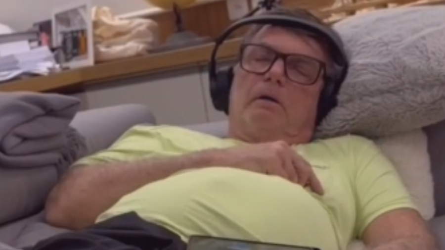 Filho de Bolsonaro publica vídeo em que mostra ex-presidente soluçando enquanto dorme