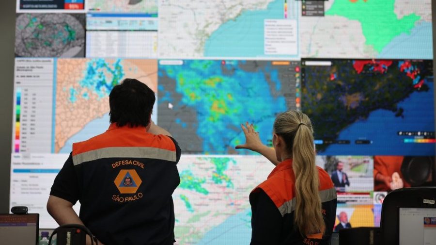 Frente fria avança e mantém chuva forte e risco elevado de transtornos em SP até terça-feira (16)