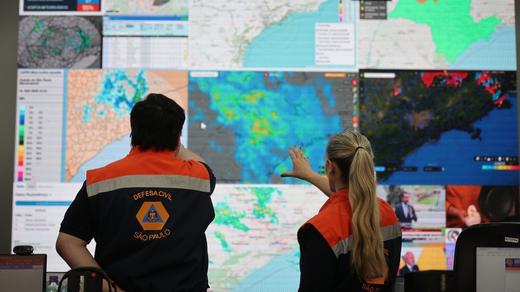 Frente fria avança e mantém chuva forte e risco elevado de transtornos em SP até terça-feira (16)