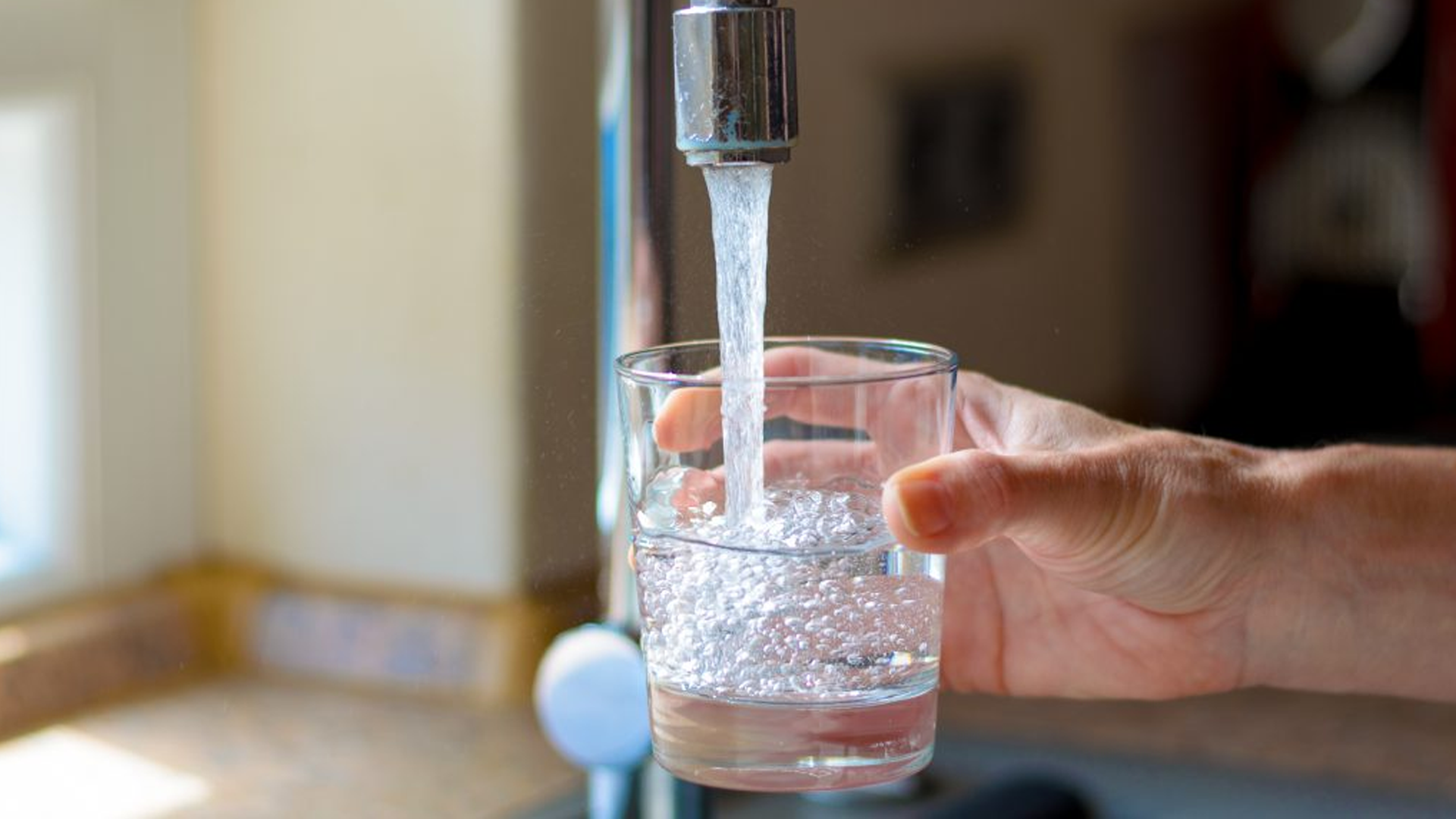Gestos do dia a dia podem poupar milhares de litros e aliviar crise hídrica em São Paulo