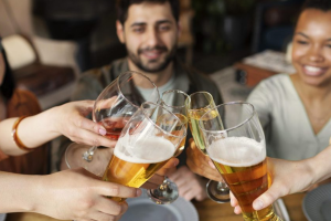 Happy hours de fim de ano exigem cuidados com a alimentação; veja dicas