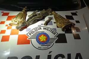 Homem é flagrado com peças de bronze