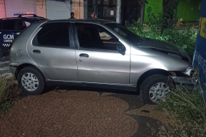 Jovem é detido após dirigir na contramão e bater em muro de escola no Centro de Limeira