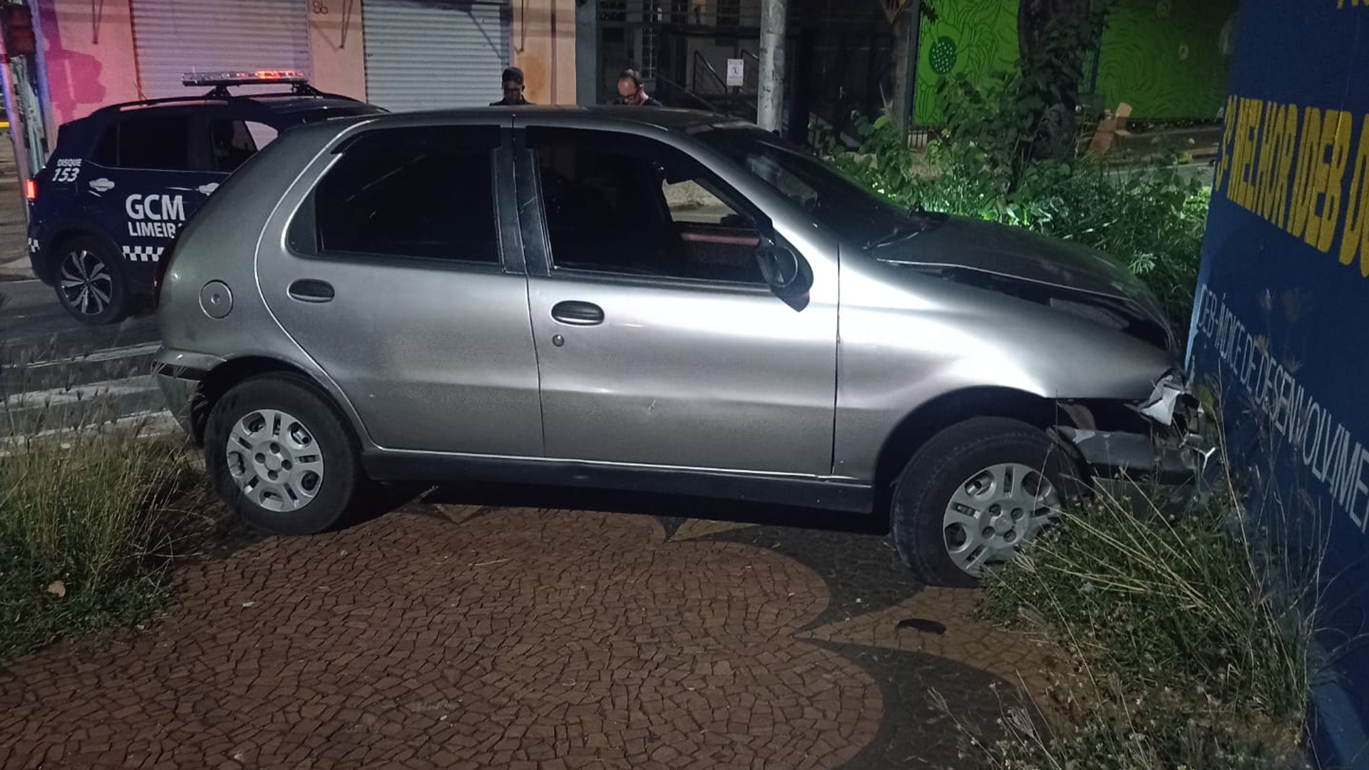 Jovem é detido após dirigir na contramão e bater em muro de escola no Centro de Limeira