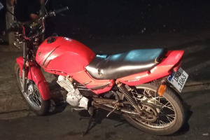 Moto com placa irregular é apreendida com adolescente após abordagem no Jd. Ouro Branco