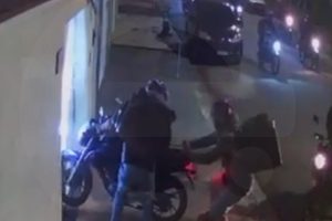 Motoboys depredam residência em manifestação após moradora agredir entregador em Limeira