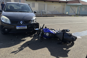 Motociclista atinge veículo que fazia conversão proibida no Egisto Ragazzo, em Limeira