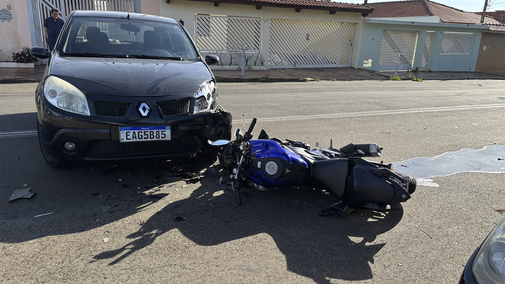 Motociclista atinge veículo que fazia conversão proibida no Egisto Ragazzo, em Limeira