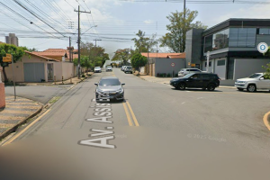 Motociclista fica ferido após colisão com caminhão na Vila Camargo