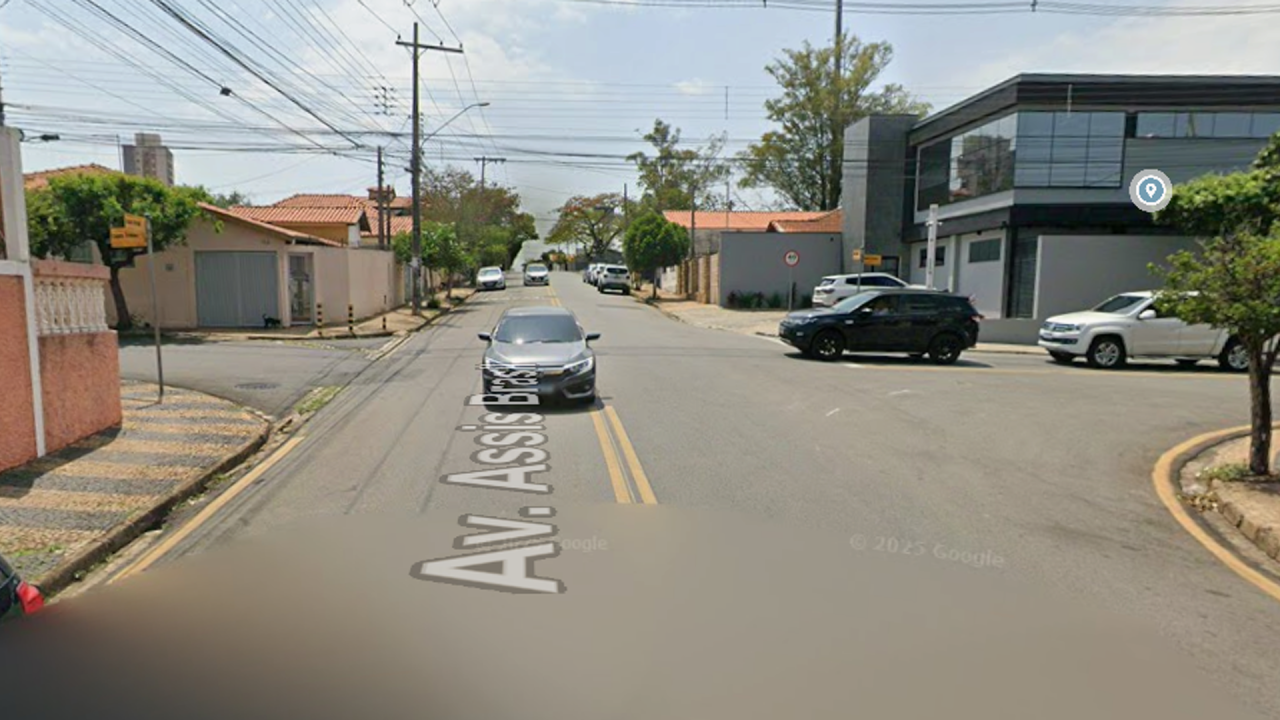 Motociclista fica ferido após colisão com caminhão na Vila Camargo