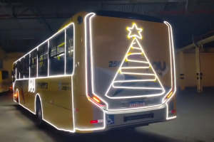 Ônibus iluminado de Natal percorre linhas do transporte coletivo de Limeira