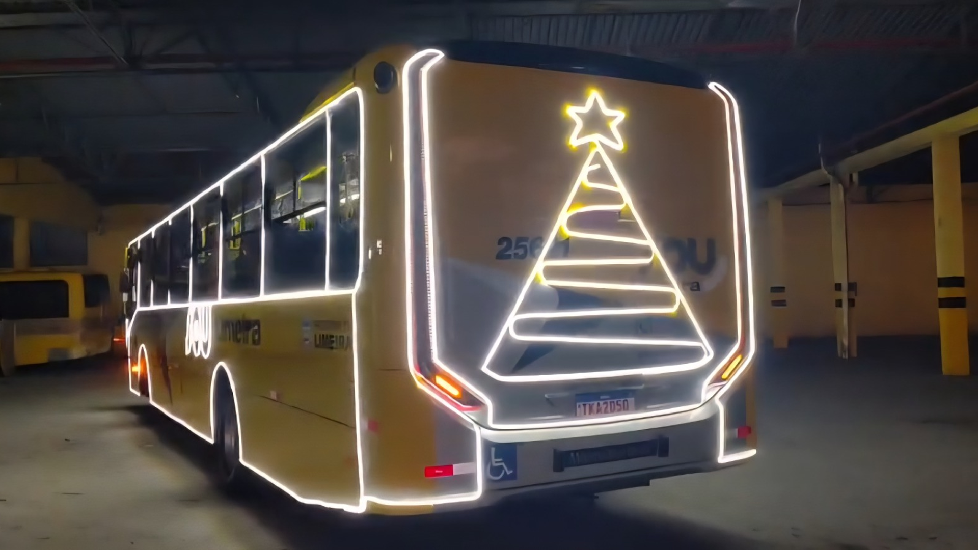 Ônibus iluminado de Natal percorre linhas do transporte coletivo de Limeira