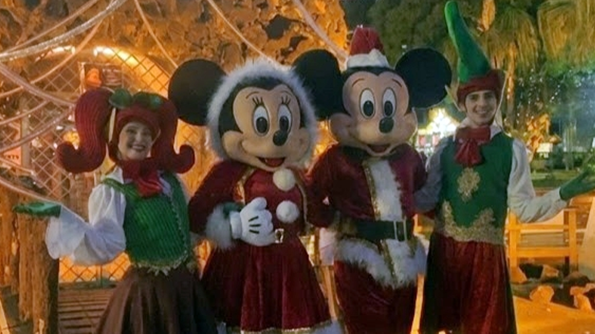 Personagens natalinos animam a Praça Toledo Barros durante o Natal Pela Paz