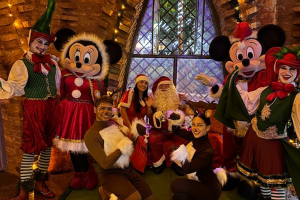 Personagens natalinos marcam o encerramento do Natal Pela Paz na Praça Toledo Barros