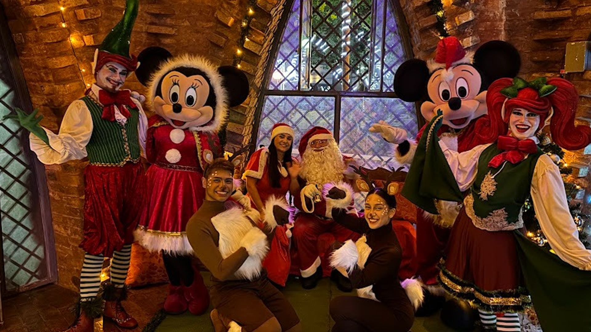 Personagens natalinos marcam o encerramento do Natal Pela Paz na Praça Toledo Barros