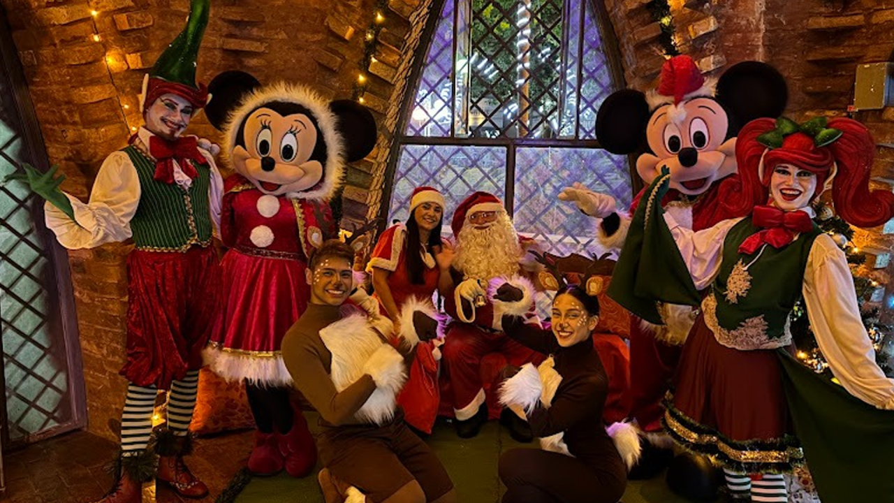 Personagens natalinos marcam o encerramento do Natal Pela Paz na Praça Toledo Barros