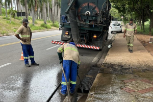 Prefeitura de Limeira intensifica limpeza da drenagem urbana para enfrentar período de chuvas