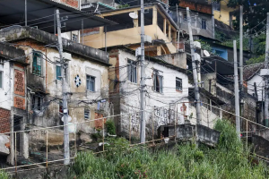 Quase 20% da população de favelas vivem em vias onde não passam carros