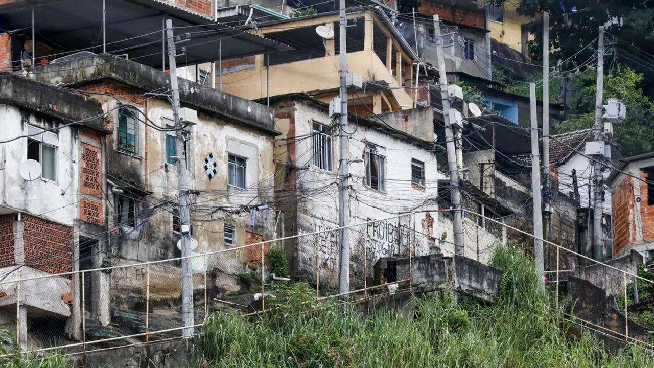 Quase 20% da população de favelas vivem em vias onde não passam carros