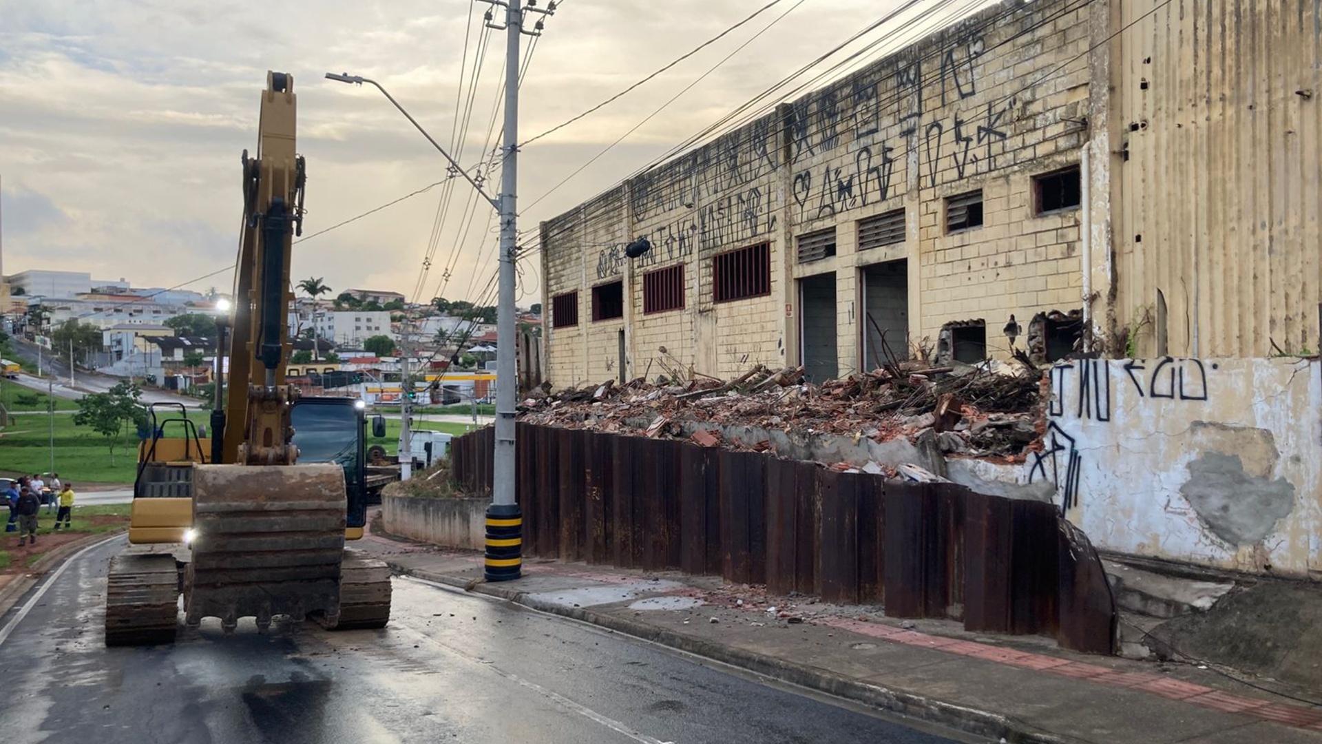 Acesso ao Anel Viário é liberado após demolição de muro em Limeira