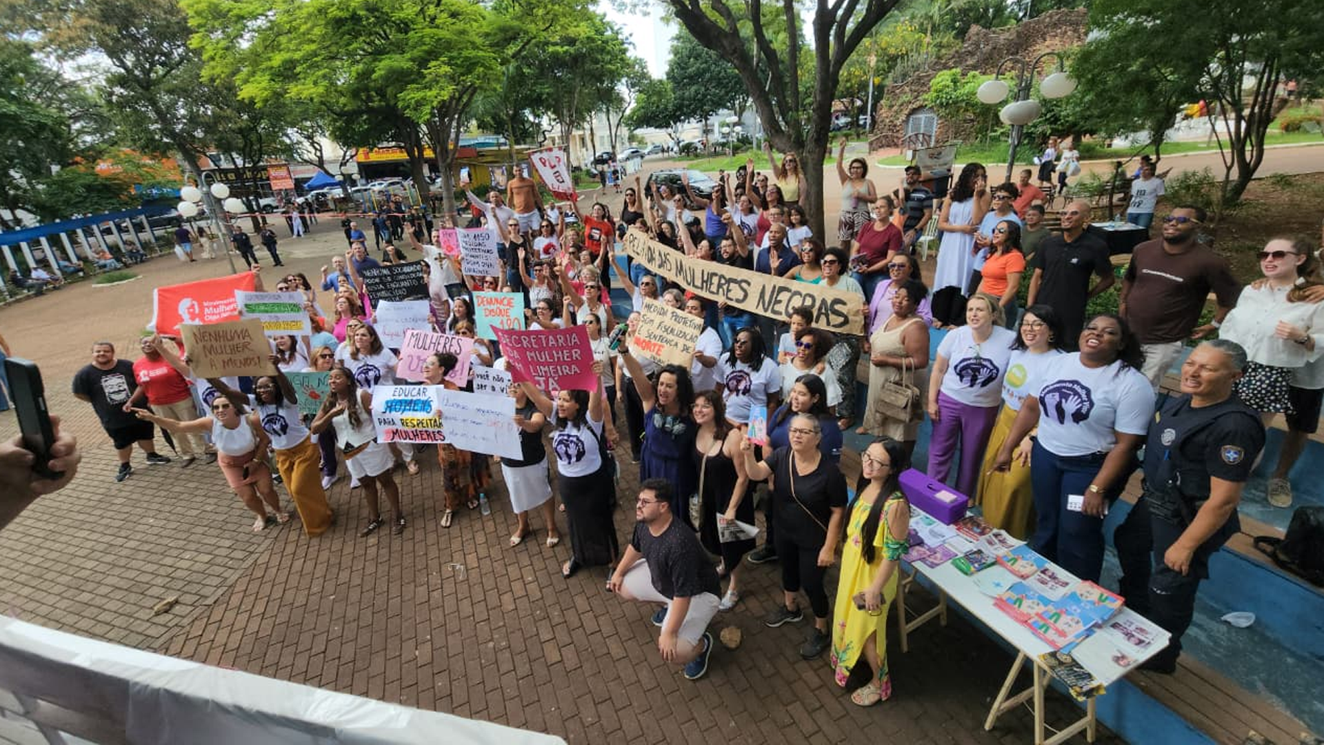 Ato contra violência doméstica mobiliza população no Centro de Limeira