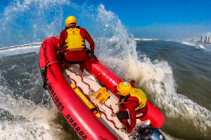 Bombeiros salvam mais de 1,1 mil pessoas no litoral de SP durante período de festas