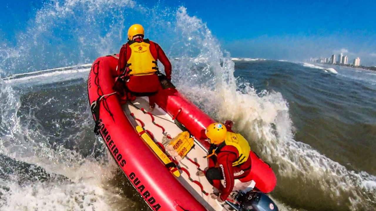 Bombeiros salvam mais de 1,1 mil pessoas no litoral de SP durante período de festas