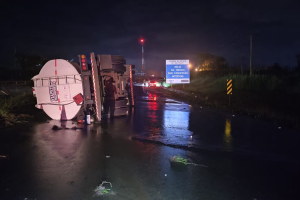 Caminhão carregado com óleo diesel tomba na Limeira-Mogi Mirim e interdita rodovia