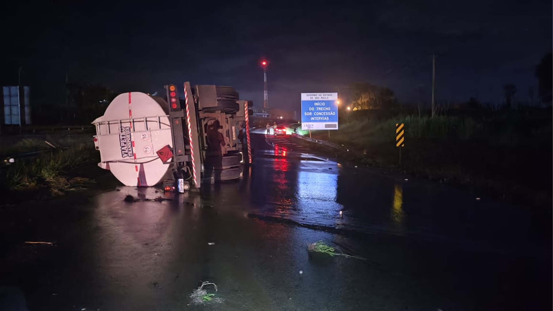 Caminhão carregado com óleo diesel tomba na Limeira-Mogi Mirim e interdita rodovia