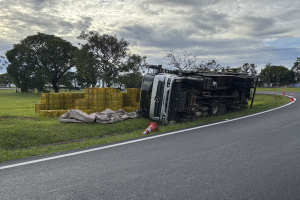Caminhão com laranjas tomba em alça da Rodovia Anhanguera, em Limeira