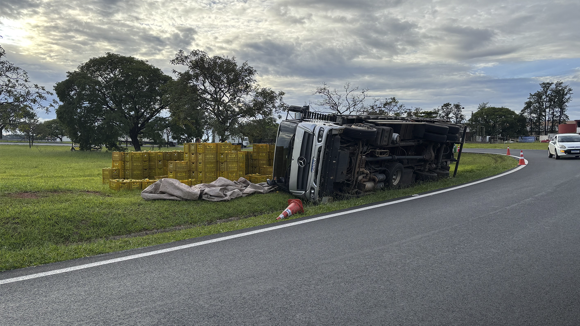 Caminhão com laranjas tomba em alça da Rodovia Anhanguera, em Limeira