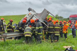 Caminhoneiro é retirado das ferragens após horas de resgate na Washington Luís