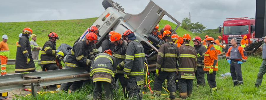 Caminhoneiro é retirado das ferragens após horas de resgate na Washington Luís