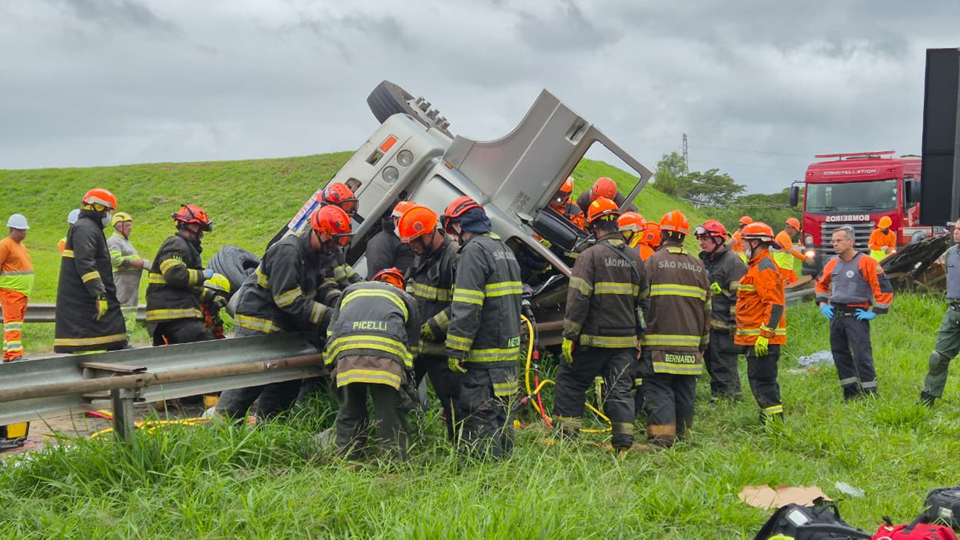 Caminhoneiro é retirado das ferragens após horas de resgate na Washington Luís