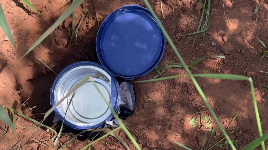 Droga estava enterrada e armazenada em recipientes