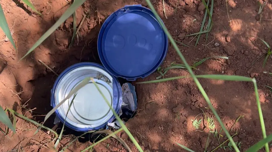 Droga estava enterrada e armazenada em recipientes