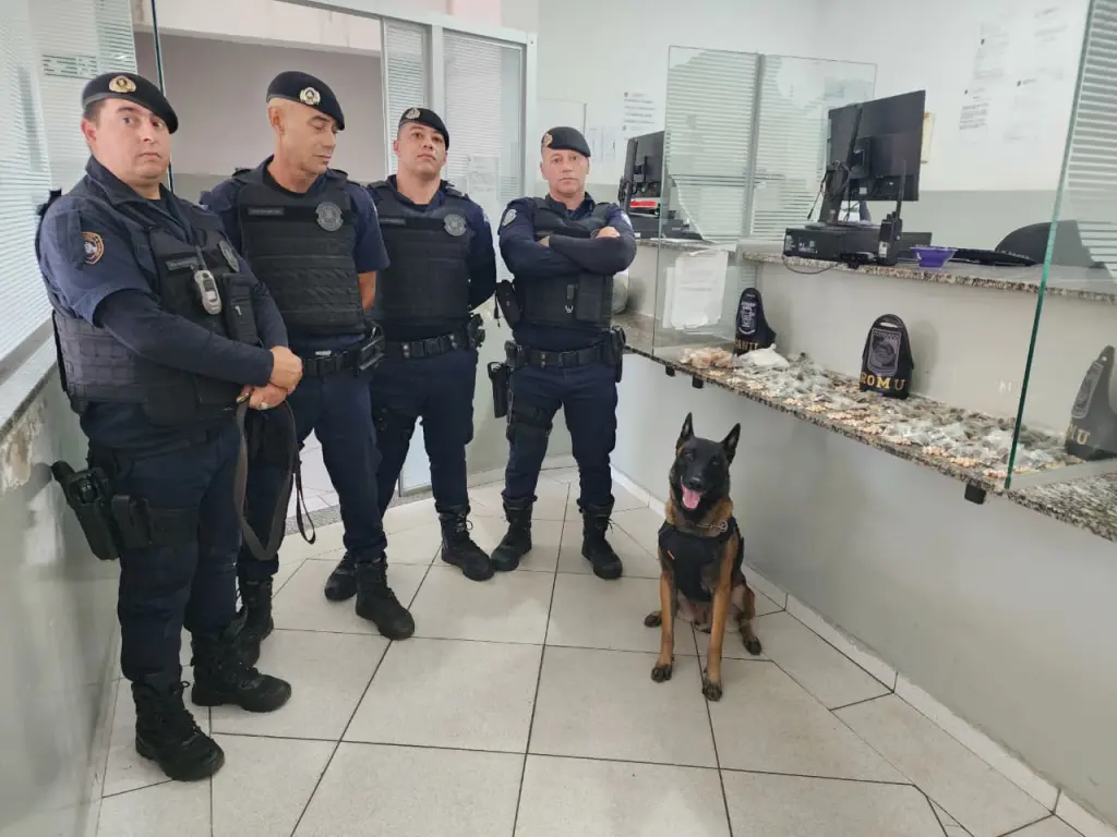 Equipe da GCM que localizou e efetuou a apreensão das drogas