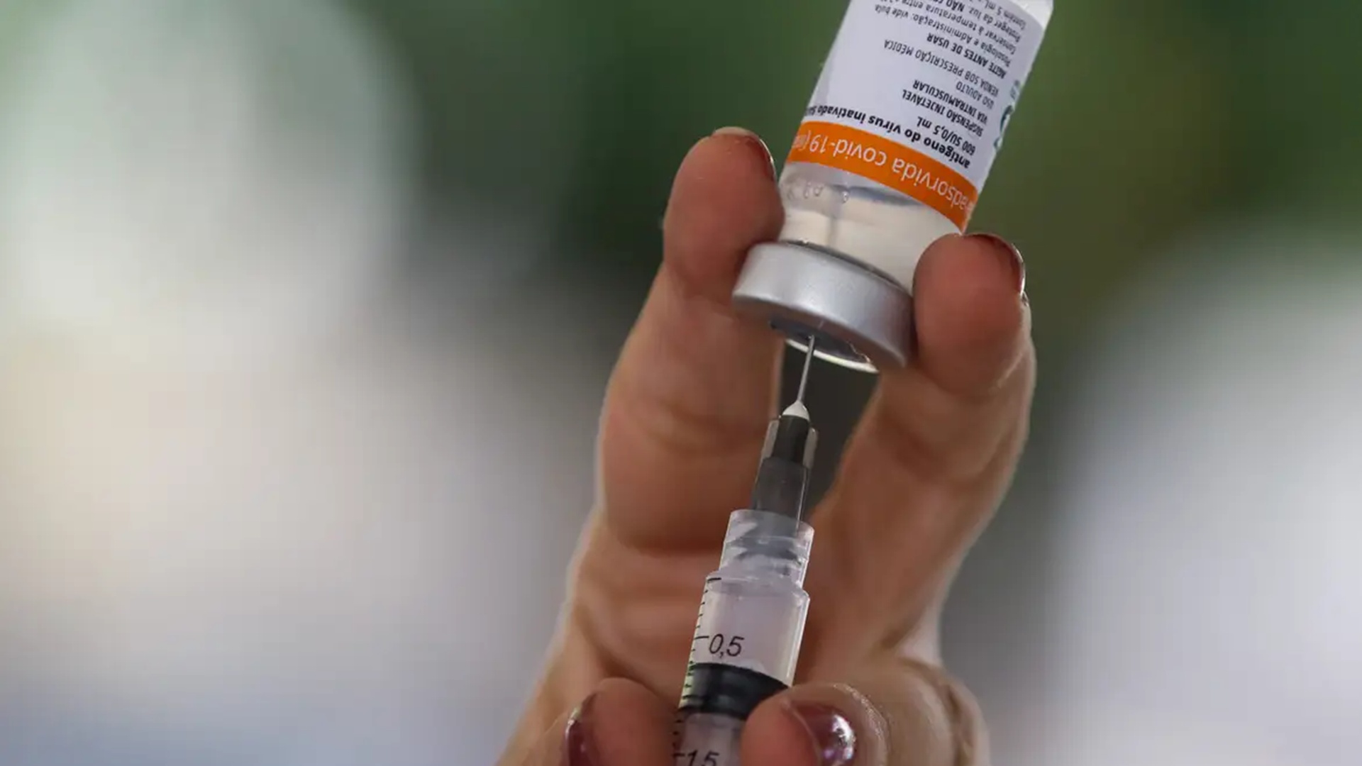 Há 5 anos, Brasil aplicava primeiras doses de vacina contra a covid19