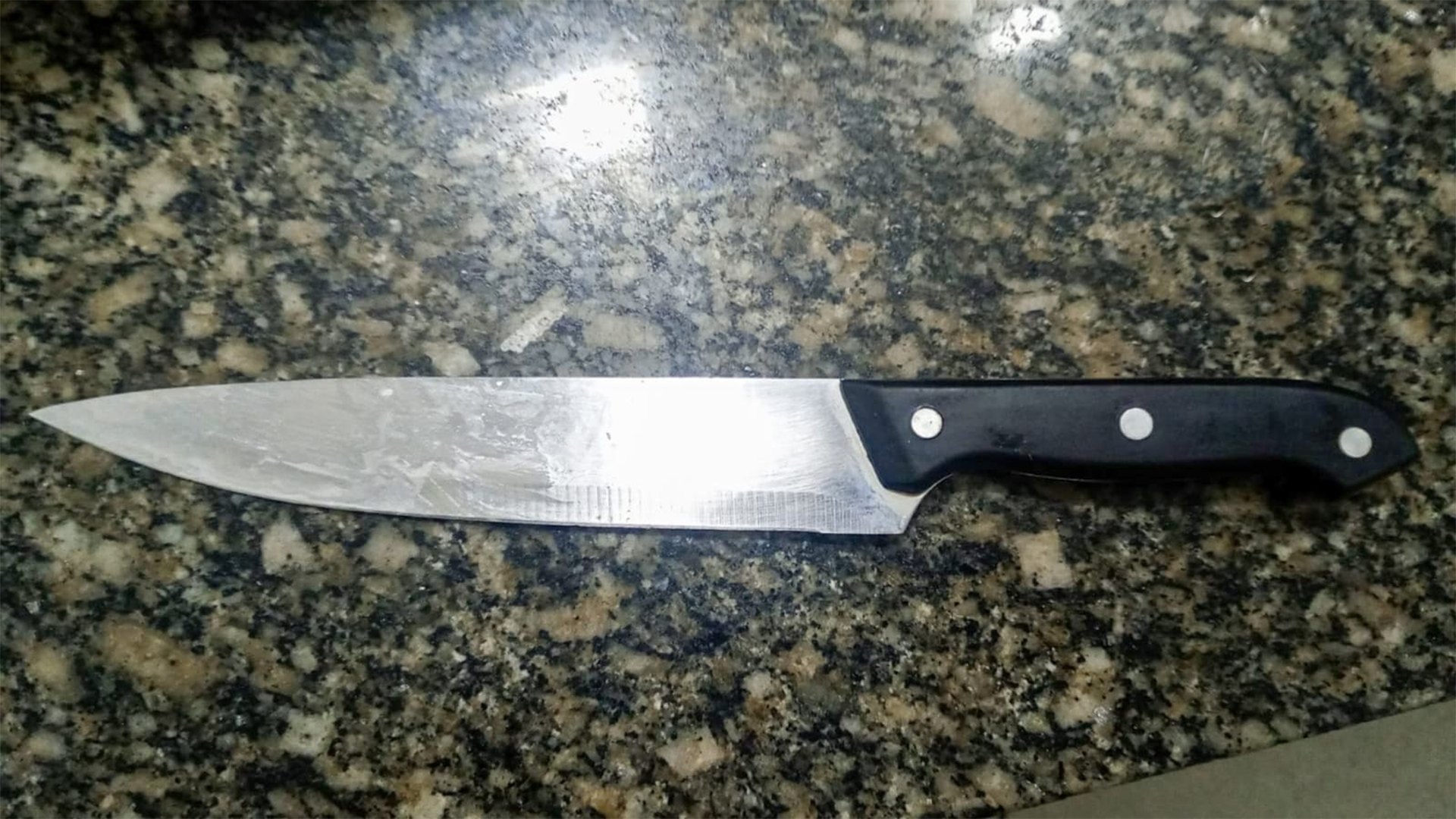 Homem é preso após ameaçar companheira com faca em Iracemápolis