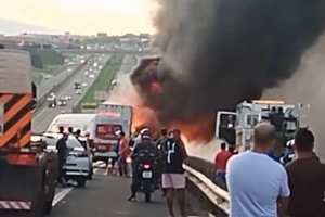 Incêndio em caminhão provoca interdição da Anhanguera em Sumaré
