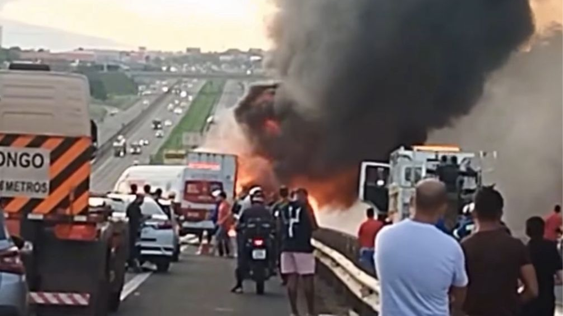 Incêndio em caminhão provoca interdição da Anhanguera em Sumaré