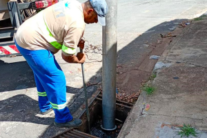 Limpeza de bocas de lobo é reforçada em Limeira para reduzir risco de alagamentos